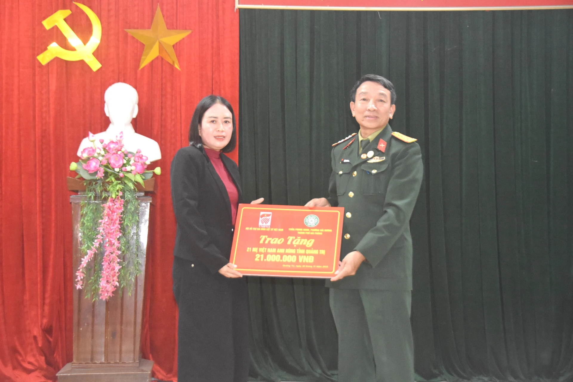 Thông qua đại diện Phòng Người có công, Sở Nội vụ tỉnh Quảng Trị, Hội Hỗ trợ gia đình liệt sĩ Việt Nam trao tặng quà đến 21 Mẹ Việt Nam anh hùng còn sống của tỉnh Quảng Trị - Ảnh: ĐV