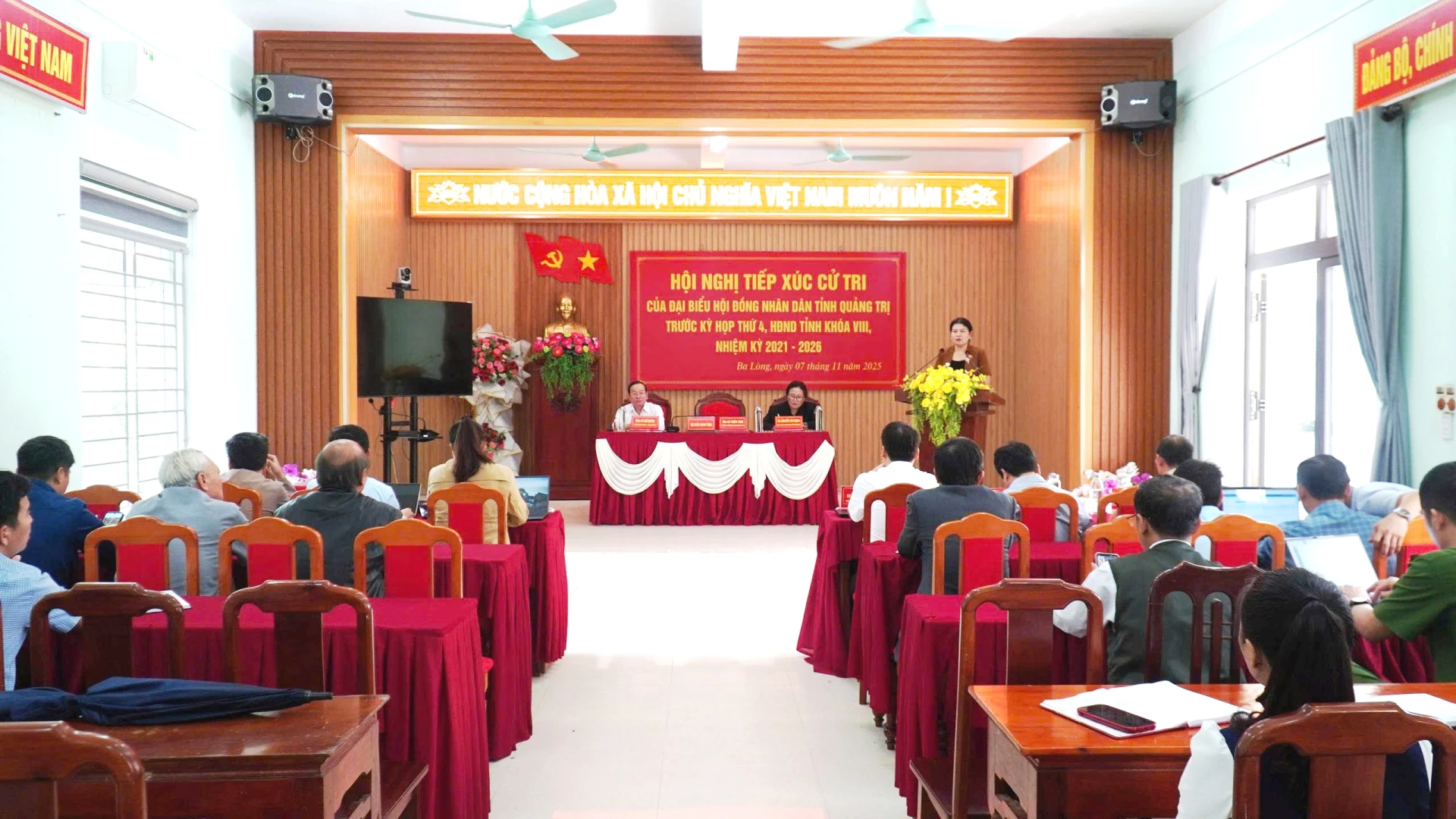 Đại biểu HĐND tỉnh tiếp xúc cử tri tại xã Ba Lòng - Ảnh: ĐV