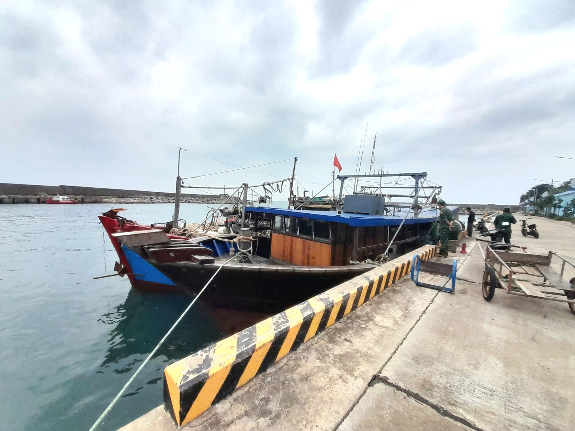 Chiếc tàu trôi dạt trên biển được ngư dân phát hiện đang neo tại âu đảo Cồn Cỏ - Ảnh: ĐV