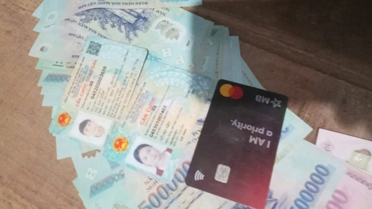 Số tiền gần 8 triệu đồng và giấy tờ tùy thân do anh Nguyễn Ngọc Vũ nhặt được - Ảnh: NĐ