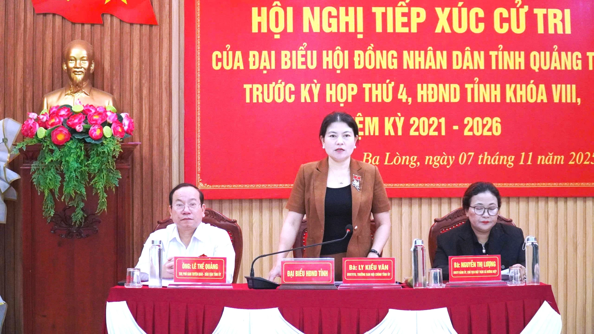 Các đại biểu HĐND tỉnh tiếp xúc cử tri tại xã Ba Lòng - Ảnh: ĐV