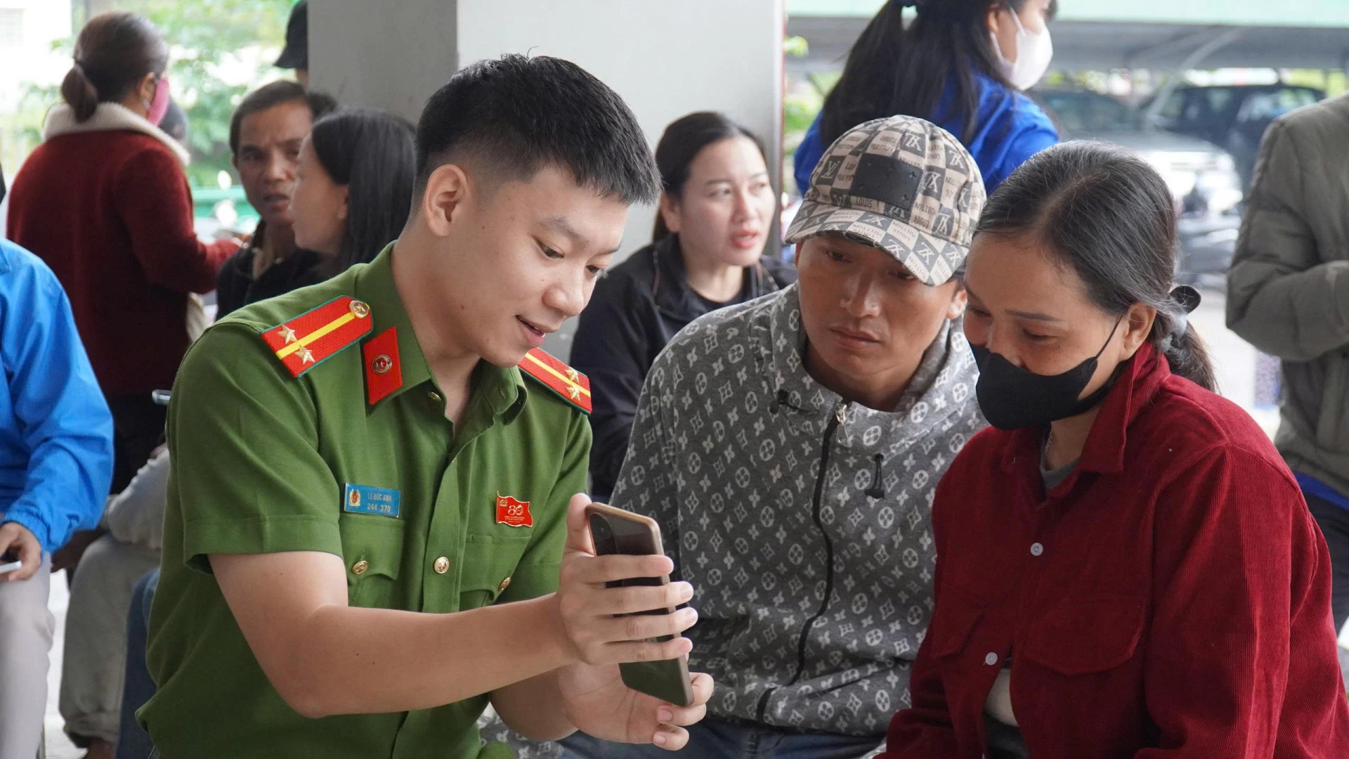 Công an xã Lao Bảo hướng dẫn người dân tích hợp các loại giấy tờ lên tài khoản VNeID mức 2 - Ảnh: Đ.V