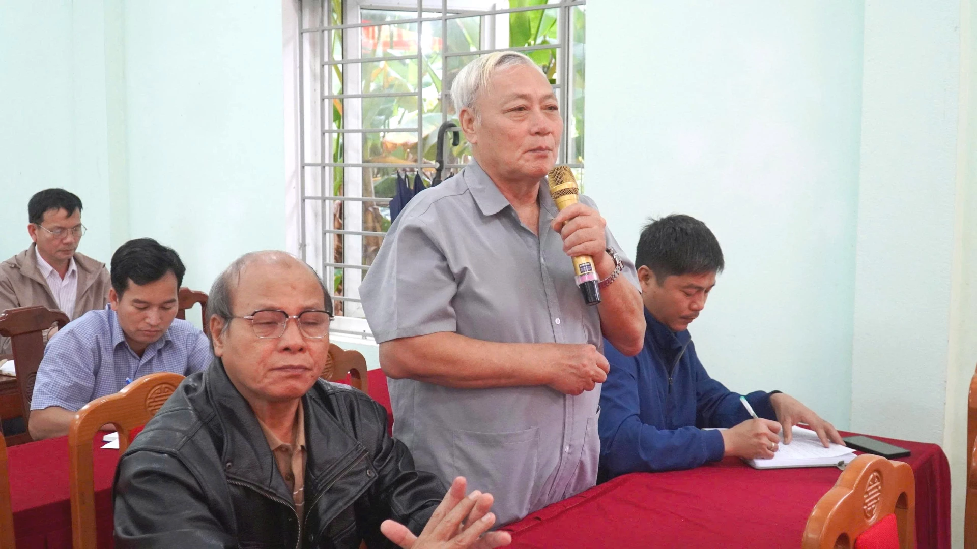 Cử tri xã Ba Lòng nêu kiến nghị tại buổi tiếp xúc cử tri - Ảnh: ĐV