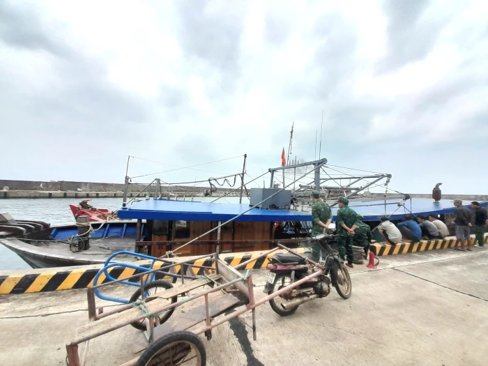 Phát hiện một tàu không người lái trôi dạt trên biển