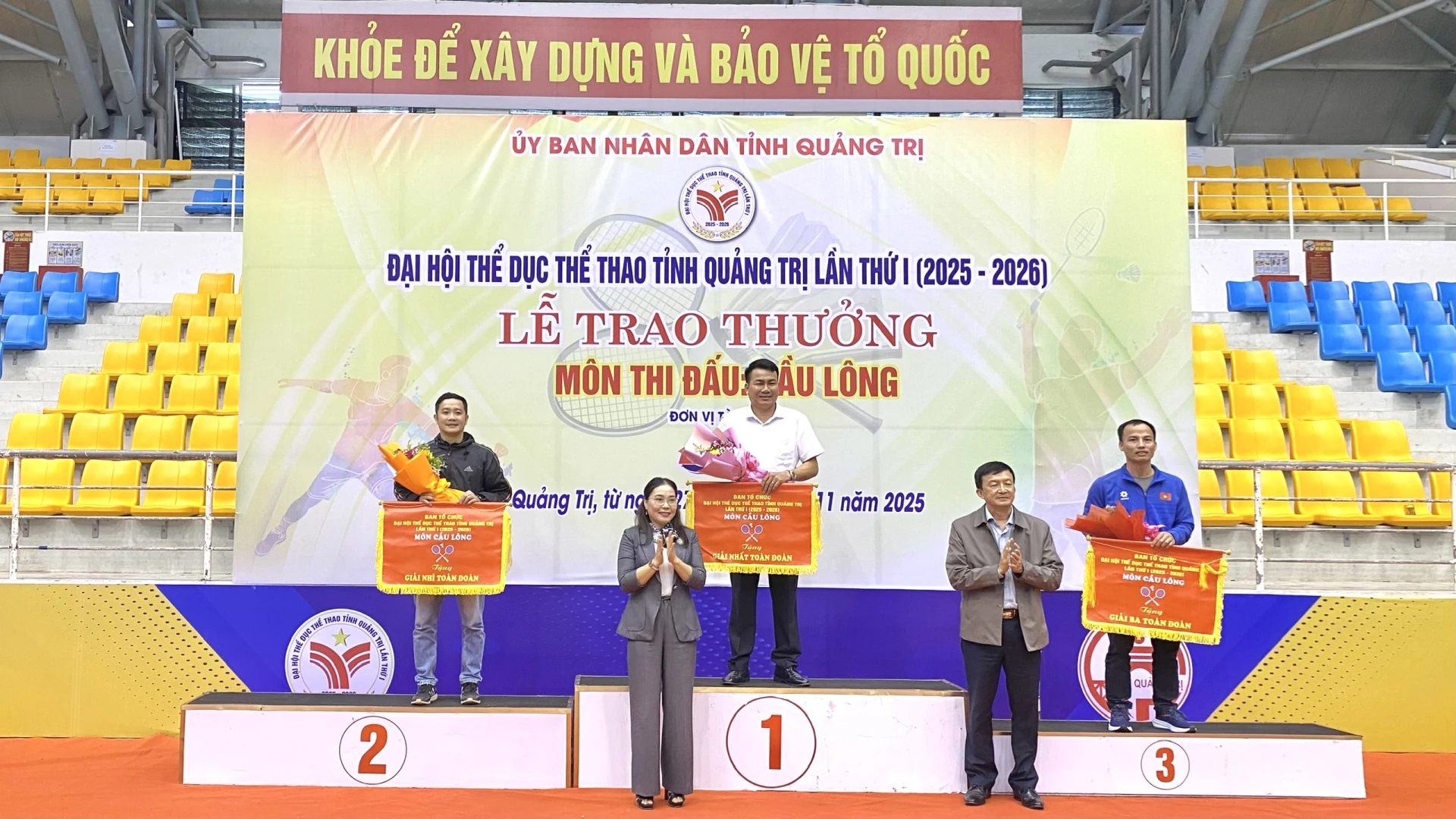 Ban tổ chức trao giải Nhất, Nhì, Ba toàn đoàn - Ảnh: MT