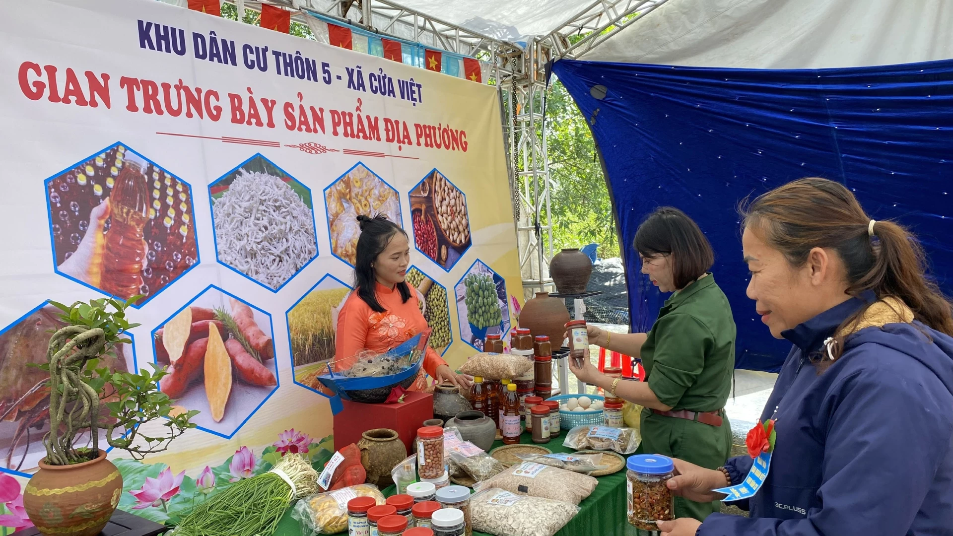 Gian hàng sản phẩm địa phương trưng bày tại ngày hội - Ảnh: MT