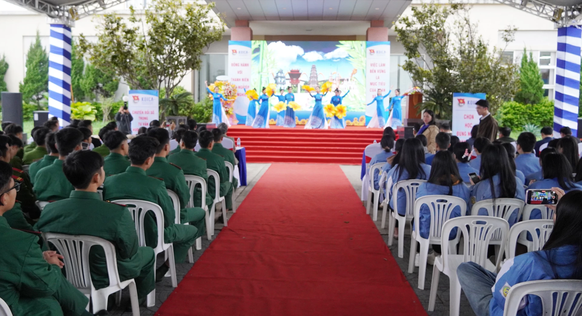 Quang cảnh ngày hội-Ảnh: L.M