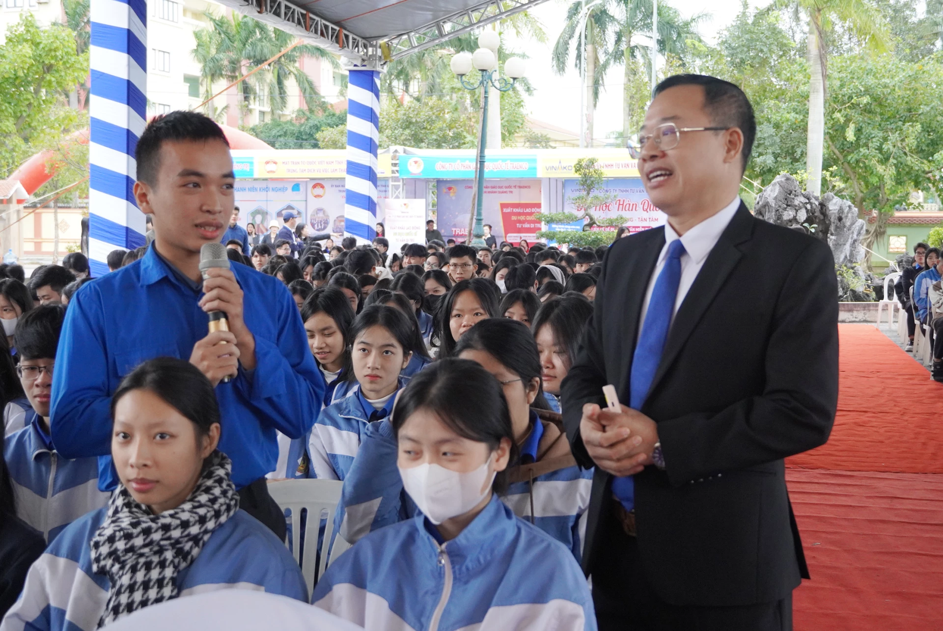 Đoàn viên, thanh niên tham gia đối thoại tại ngày hội-Ảnh: L.M