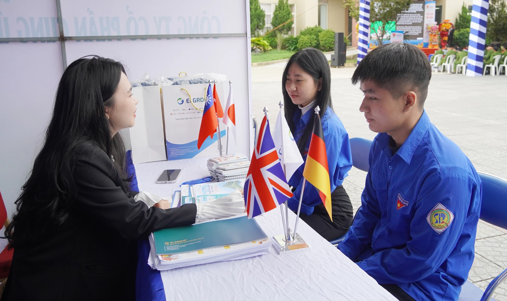 Các doanh nghiệp tư vấn thông tin cho đoàn viên, thanh niên - Ảnh: L.M