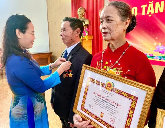 Phường Đồng Hới: 97 đảng viên vinh dự được trao Huy hiệu Đảng