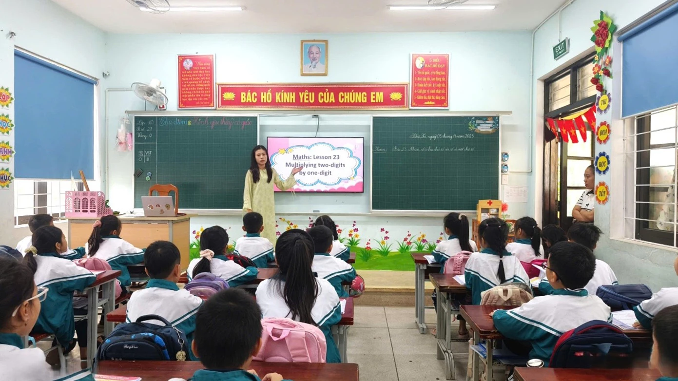 Cô giáo Trần Thị Thu Hà thực hiện “Dạy học Toán bằng tiếng Anh” ở lớp 3D - Ảnh: H.Tr