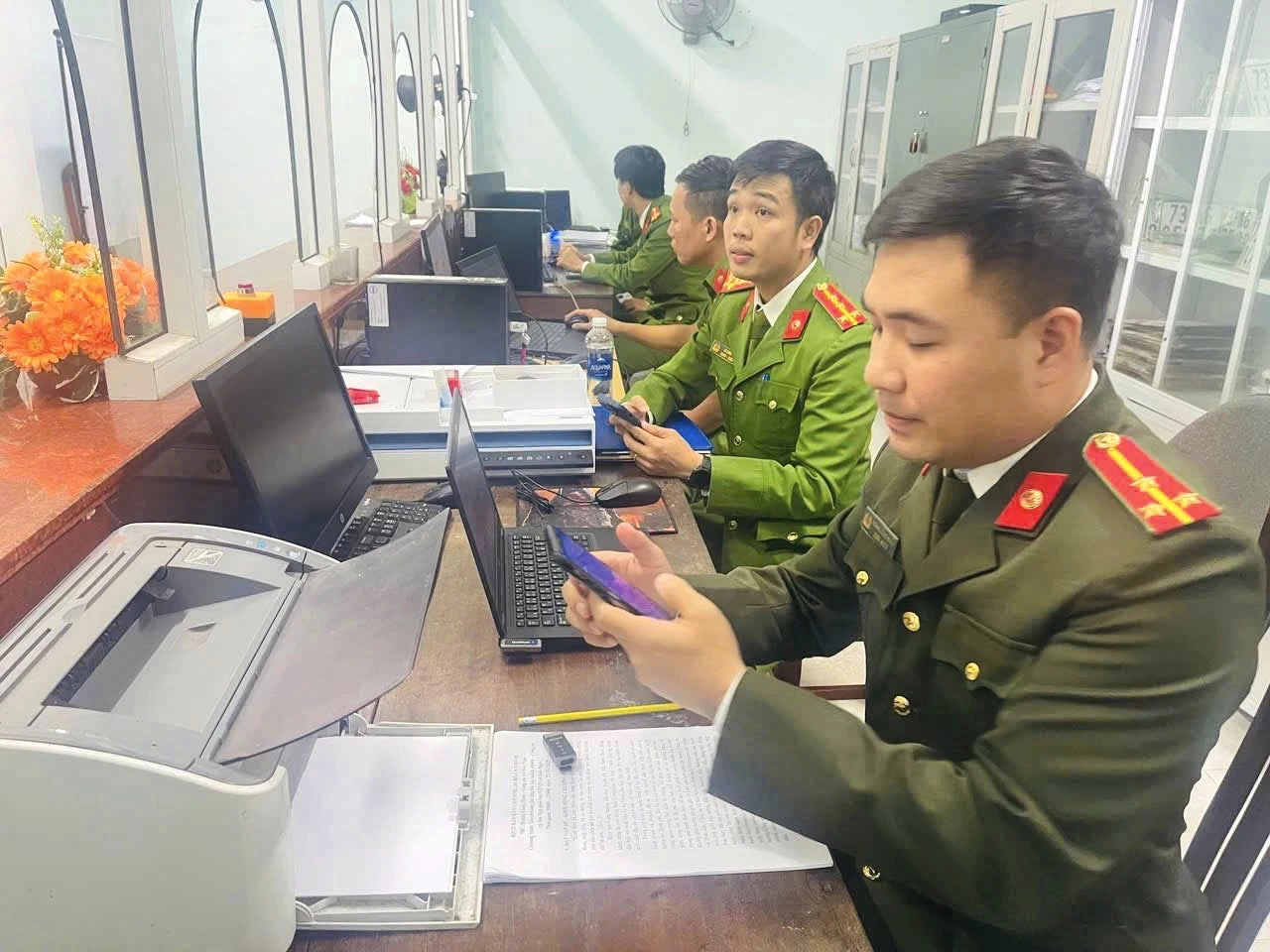 Cán bộ Công an xã Sen Ngư giải đáp trực tuyến các thủ tục hành chính cho người dân - Ảnh: N.H