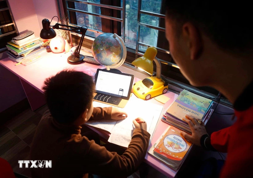 Hành vi cưỡng ép thành viên gia đình học tập quá sức có thể bị phạt tiền từ 5 triệu đồng đến 10 triệu đồng. (Ảnh minh họa. Nguồn: TTXVN)