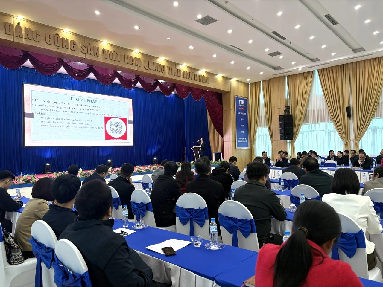 Đại biểu trình bày tham luận tại hội thảo khoa học “Bệnh án điện tử và sổ sức khỏe điện tử - Nền tảng y tế thông minh” - Ảnh: H.L