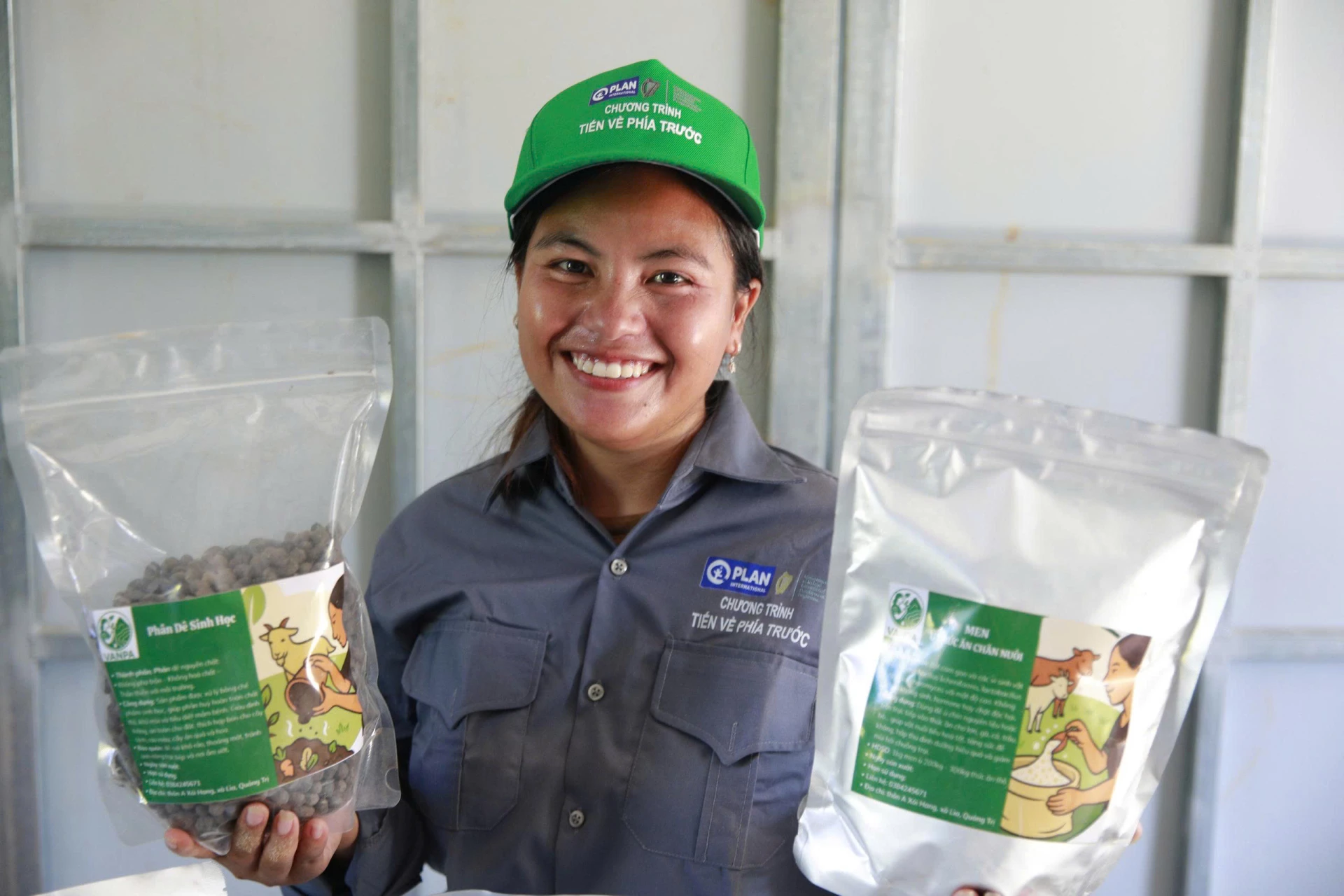 Chị Hồ Thị Đêm với sản phẩm phân hữu cơ vi sinh và men ủ thức ăn chăn nuôi của Tổ hợp tác VANPA, ở xã Lìa- Ảnh: P.T.L