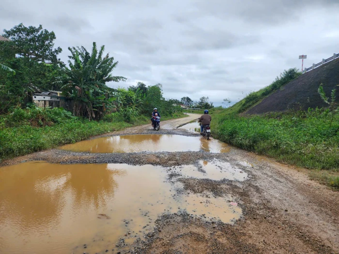 Người dân khổ sở vì đường thi công dang dở, hói Chùa sạt lở
