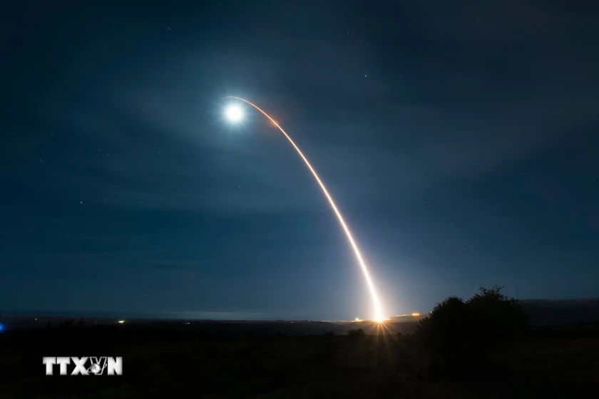 Vụ phóng thử tên lửa đạn đạo xuyên lục địa (ICBM) Minuteman III tại Căn cứ không quân Vandenberg, California, Mỹ ngày 5/2/2020. (Ảnh: AFP/TTXVN)