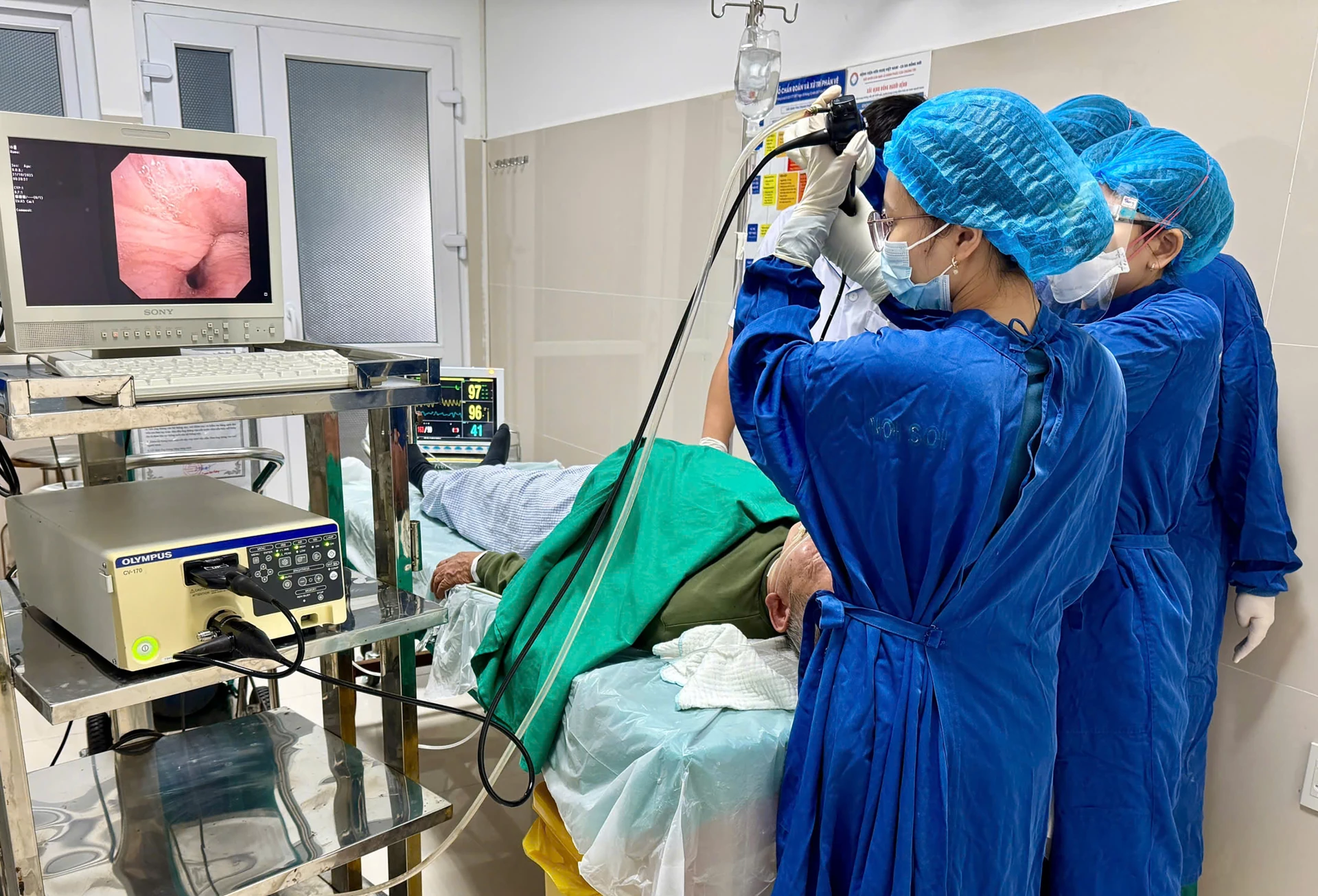 Nhiều bệnh nhân không khỏi ngạc nhiên khi biết nguyên nhân của các chứng bệnh là do dị vật gây ra - Ảnh H.L.