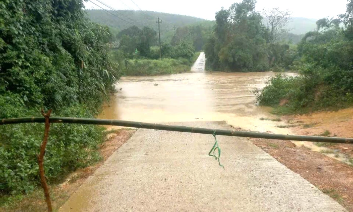 Hơn 5.000 hộ dân bị mất điện do mưa lũ