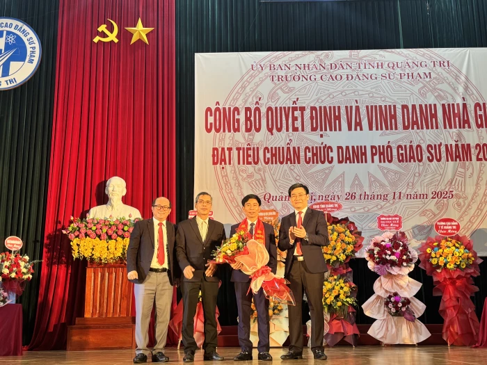 Trao quyết định chức danh phó giáo sư cho hiệu trưởng Trường Cao đẳng Sư phạm Quảng Trị