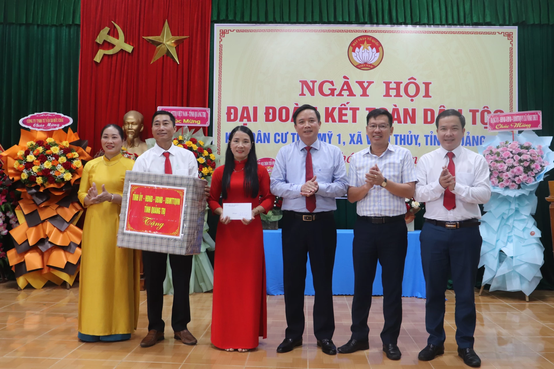 Lãnh đạo tỉnh tặng quà cho cán bộ, Nhân dân Khu dân cư Tiên Mỹ 1, xã Vĩnh Thủy - Ảnh: T.P