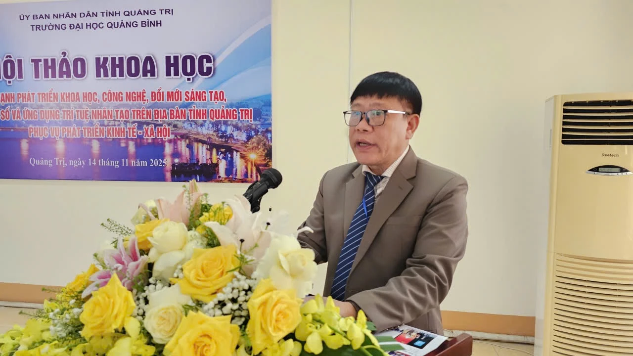 PGS.TS Nguyễn Đức Vượng, Hiệu trưởng Trường Đại học Quảng Bình tham luận tại hội thảo. Ảnh: P.K
