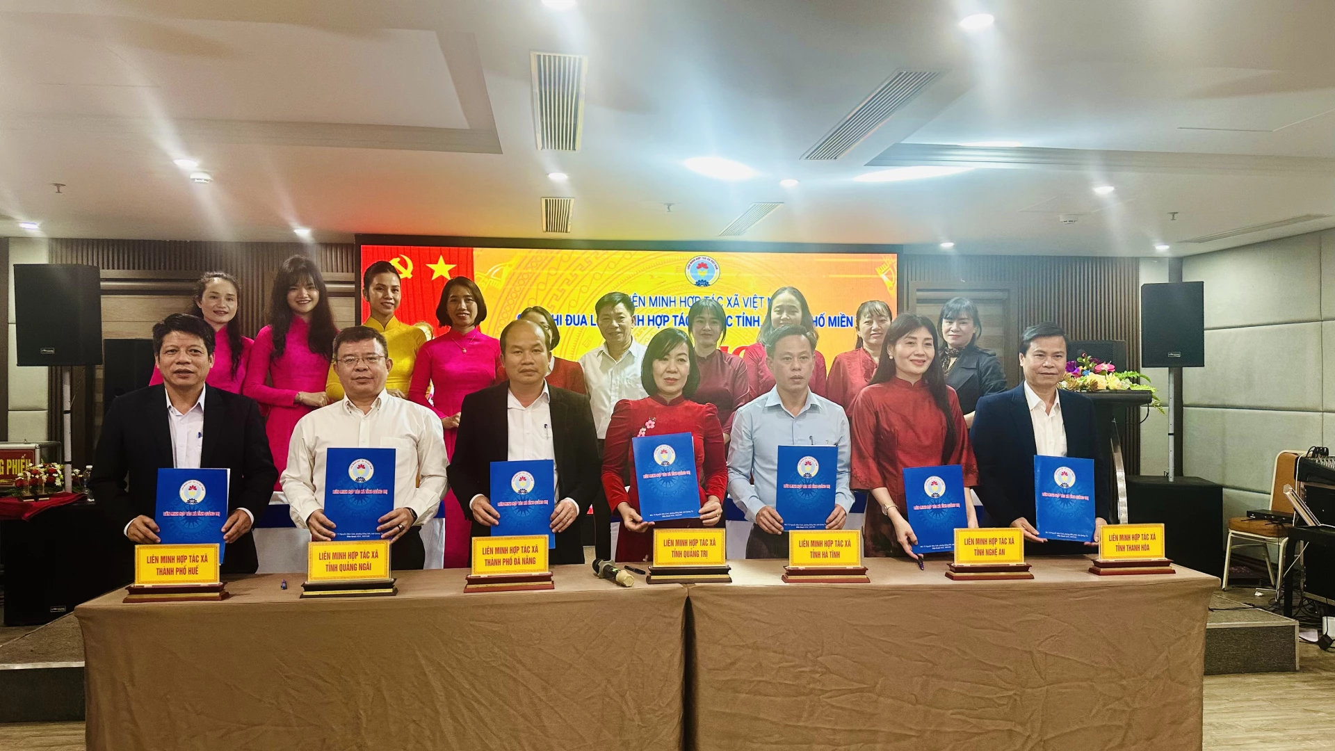 Cụm thi đua Liên minh HTX các tỉnh, thành phố miền Trung ký kết giao ước thi đua năm 2026. Ảnh: B.N