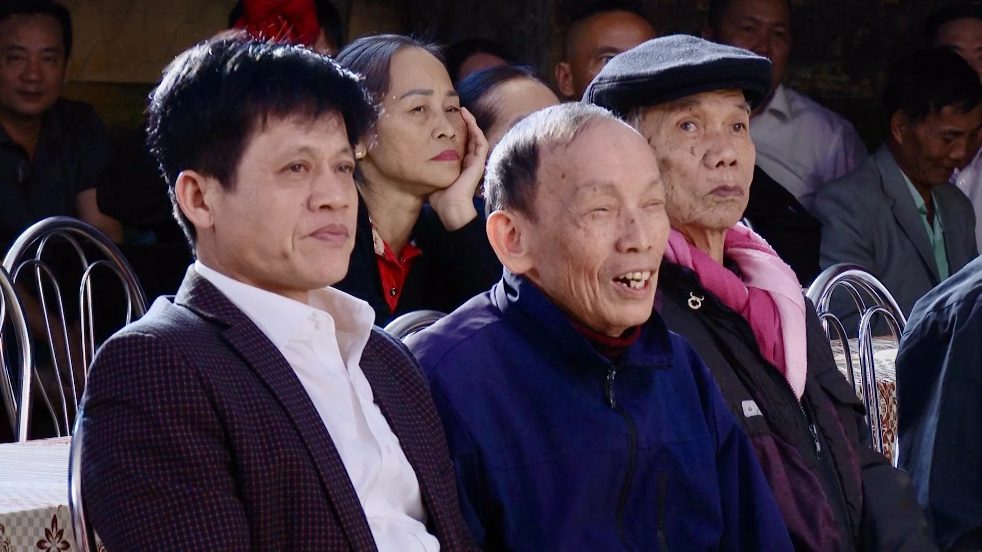 Đồng chí Lê Văn Bảo, Chánh Văn phòng Tỉnh uỷ dự đêm liên hoan văn nghệ tại thôn Phan Xá - Ảnh: C.H