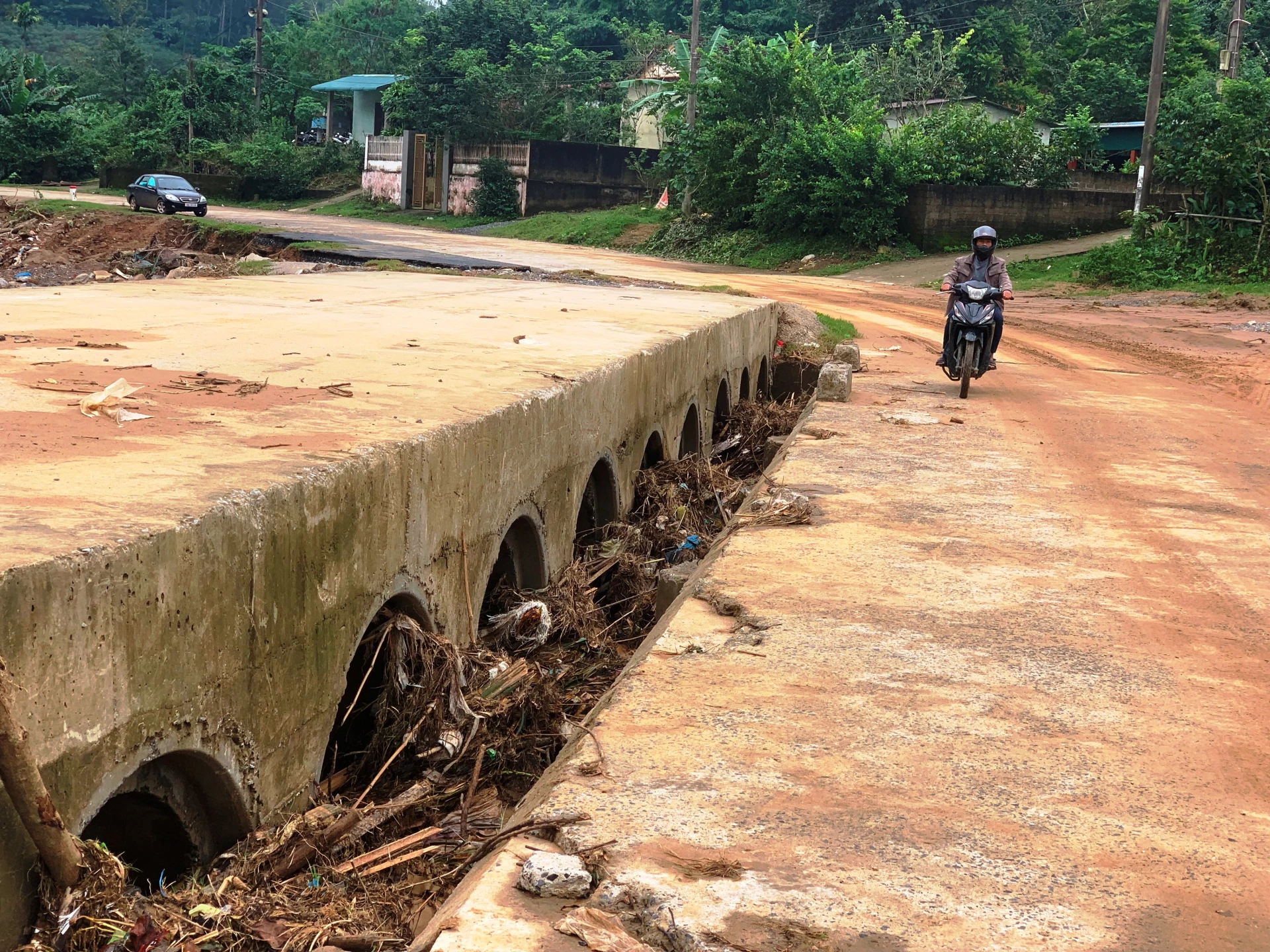 Cầu tạm cản trở dòng chảy đã làm ngập ngầm tràn thôn Ván Ri, xã Khe Sanh mỗi khi có mưa lớn - Ảnh: Đ.V
