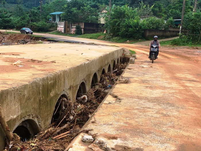 Cần tháo dỡ cầu tạm cản dòng chảy, gây nguy hiểm cho người dân