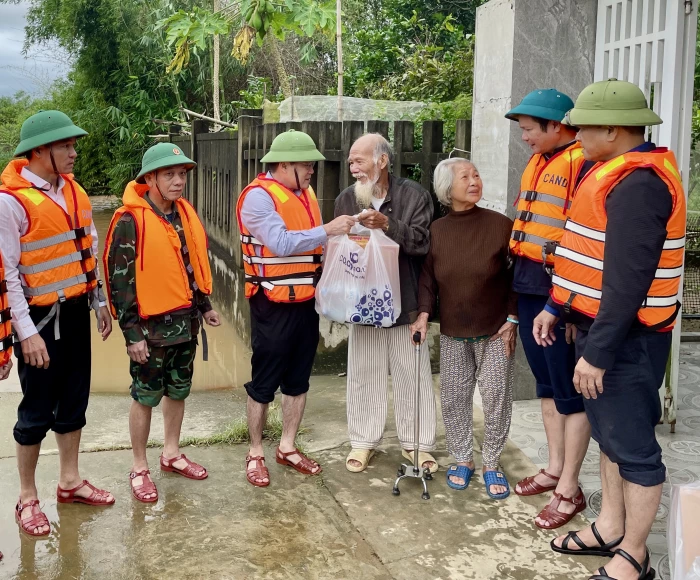 Đồng chí Phó Chủ tịch UBND tỉnh Phan Phong Phú thăm, tặng quà hỗ trợ người dân vùng lũ