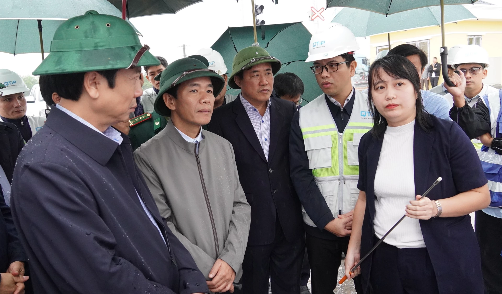 Đồng chí Bí thư Tỉnh ủy Nguyễn Văn Phương kiểm tra Dự án Khu công nghiệp Quảng Trị - Ảnh: QV