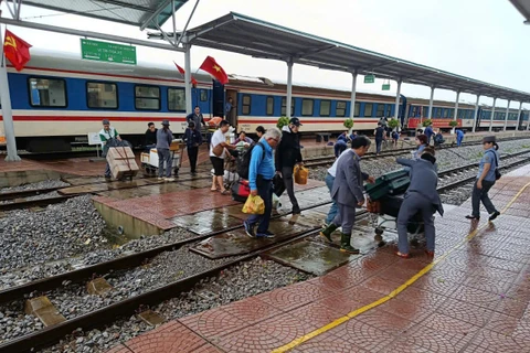 Ngành Đường sắt đã phải chuyển tải hành khách do ảnh hưởng của cơn bão số 13. (Ảnh: PV/Vietnam+)