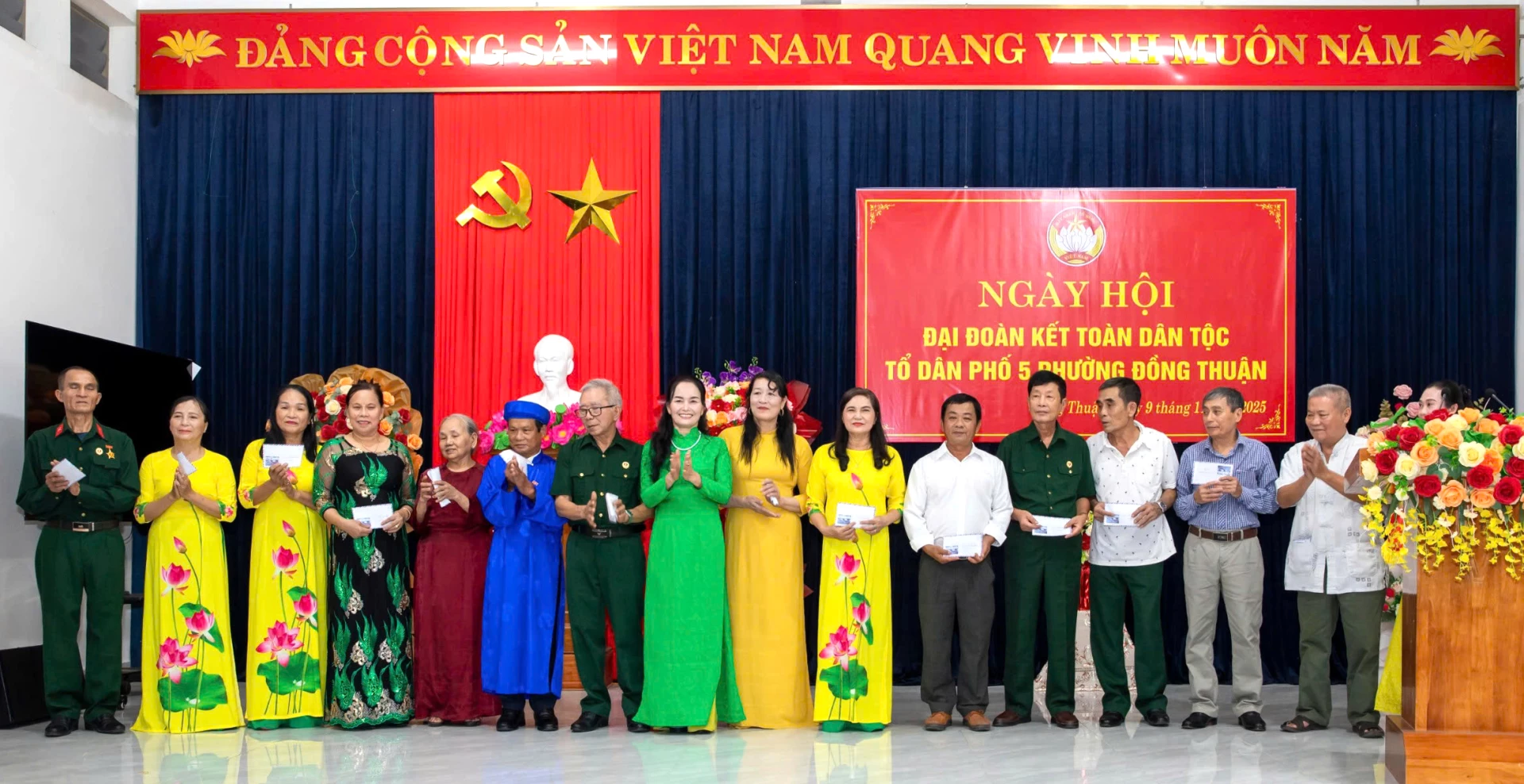 Tổ dân phố khen thưởng các cá nhân có thành tích trong các phong trào thi đua yêu nước. Ảnh: H.Tr.