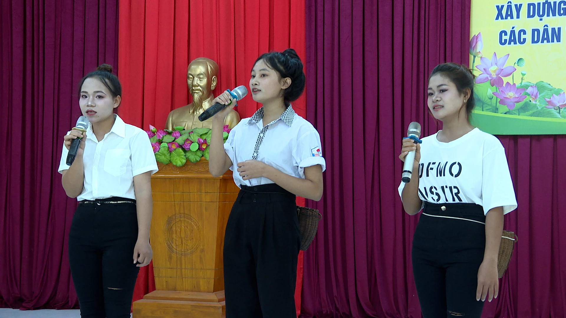 Bài hát “ Lên ruộng mót lúa” do tốp ca nữ bản Yên Hợp trình bày - Ảnh: Q.N