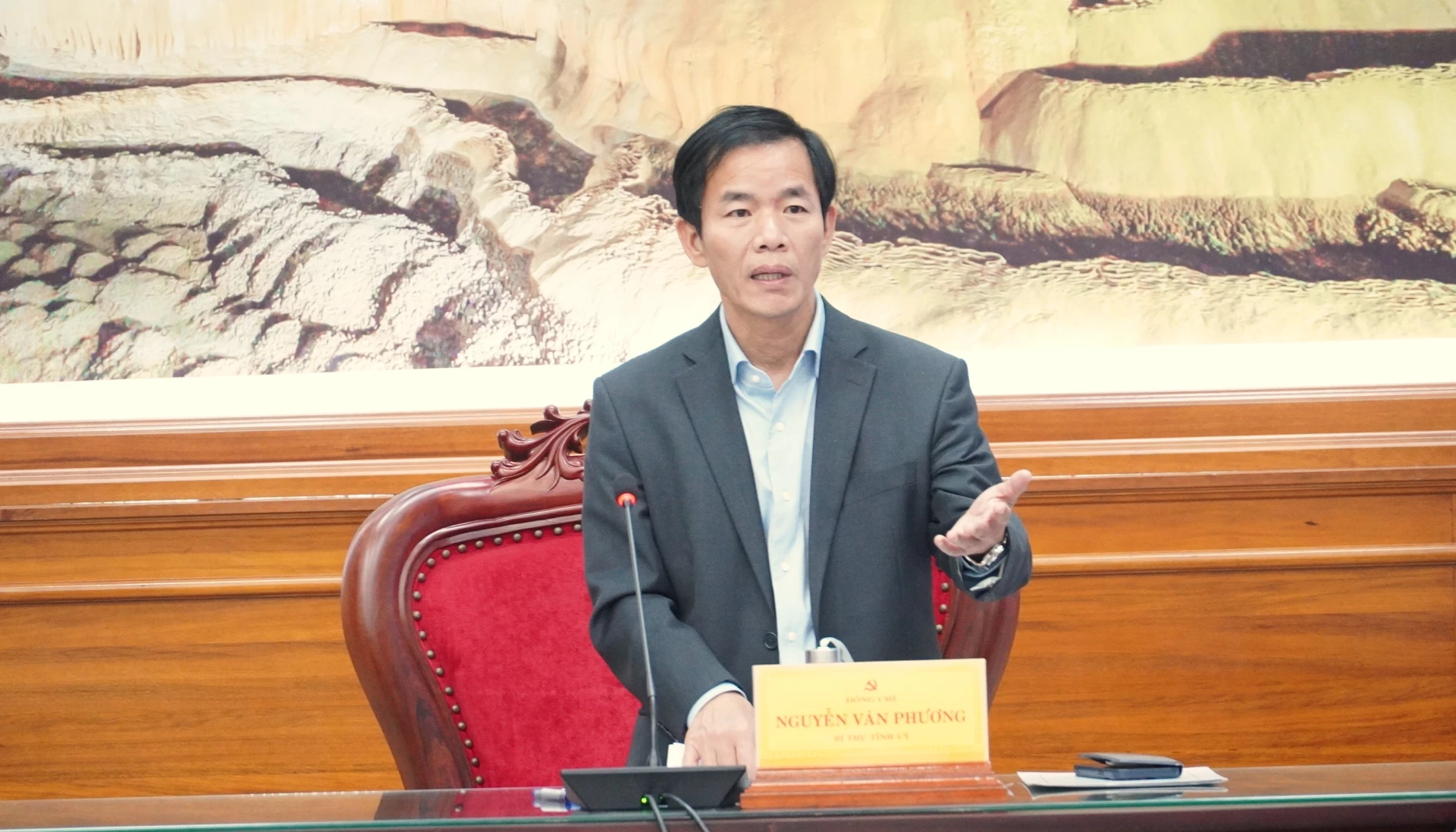 Đồng chí Bí thư Tỉnh ủy Nguyễn Văn Phương yêu cầu khẩn trương triển khai các thủ tục để kêu gọi đầu tư Nhà máy xử lý rác theo đúng quy trình - Ảnh: QV