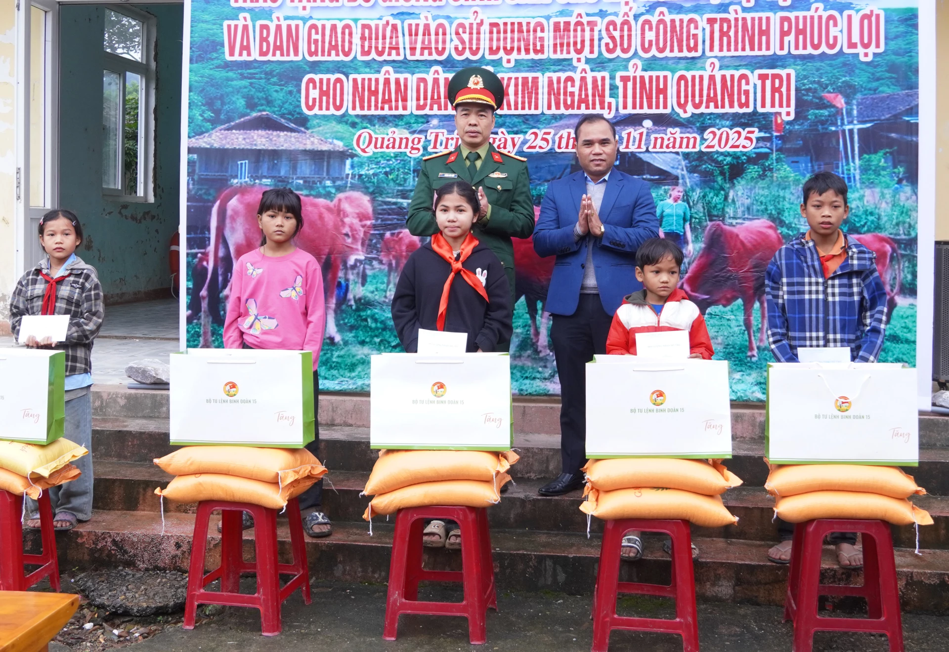 Ảnh: Đoàn Kinh tế-Quốc phòng 79 trao tặng kinh phí, hiện vật cho học sinh đang theo học tại Trường Phổ thông Dân tộc bán trú tiểu học và THCS số 2 Kim Thủy-Ảnh: N.H