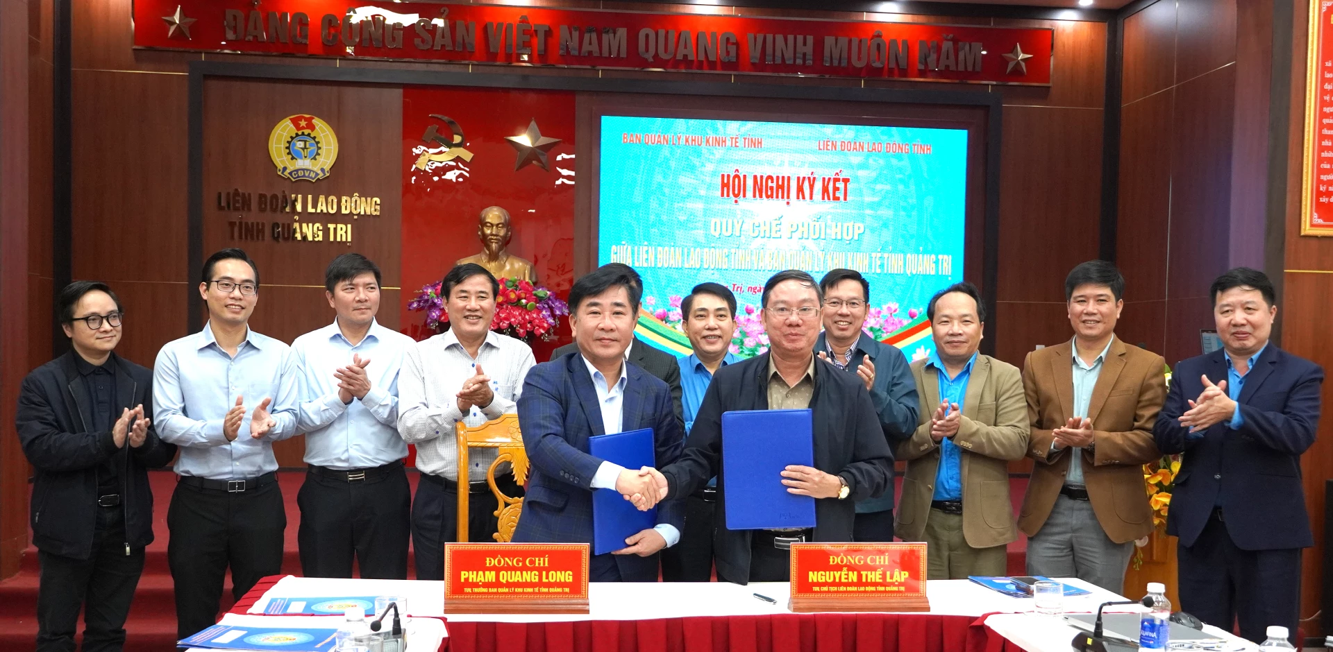 Đại diện lãnh đạo Liên đoàn lao động tỉnh Quảng Trị, Ban Quan lý Khu kinh tế ký kết quy chế phối hợp. Ảnh: H.Tr.