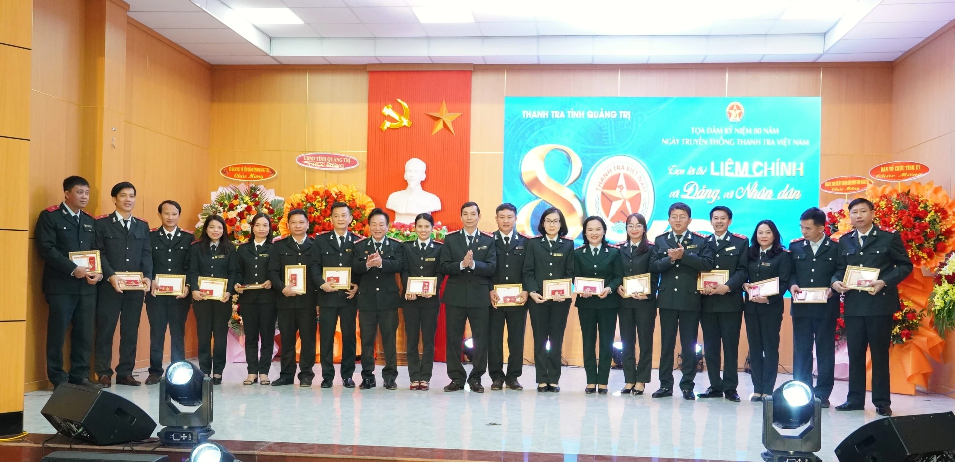 16 cá nhân thuộc Thanh tra tỉnh Quảng Trị đã được nhận Kỷ niệm chương vì sự nghiệp Thanh tra - Ảnh: QV