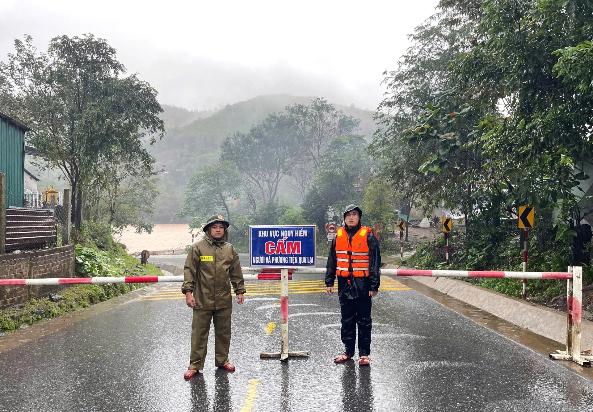 Cán bộ, chiến sỹ Đồn Biên phòng Cừa khẩu Quốc tế La Lay chốt chặn tại các cầu tràn - Ảnh: Hoài Nam