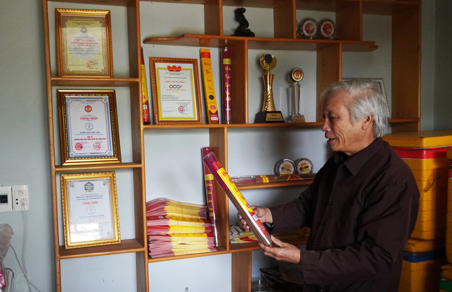 Ông Nguyễn Ngọc Quang giới thiệu sản phẩm hương bài của HTX Sản xuất hương sạch Làng Vạn - Ảnh: P.P