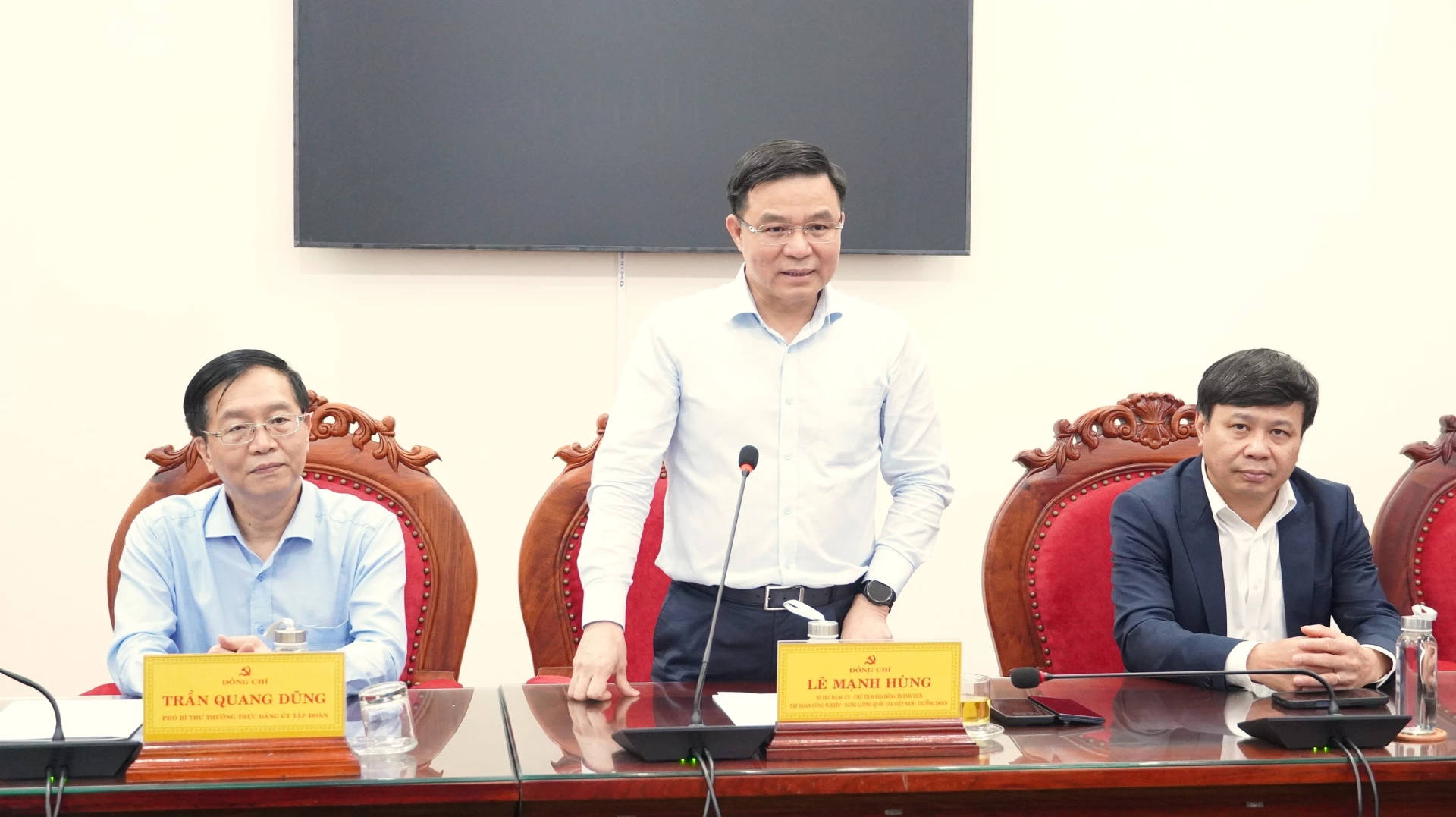 Đồng chí Lê Mạnh Hùng, Chủ tịch Hội đồng thành viên Tập đoàn Công nghiệp - Năng lượng Quốc gia Việt Nam chia sẻ với thiệt hại của tỉnh Quảng Trị - Ảnh: QV