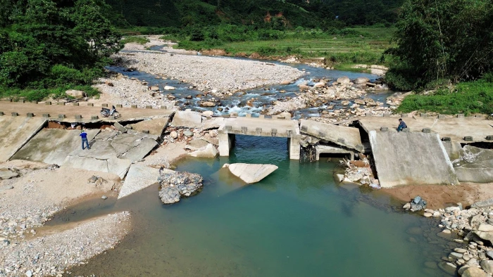 Cần sớm sửa chữa các công trình giao thông huyết mạch ở xã Hướng Phùng