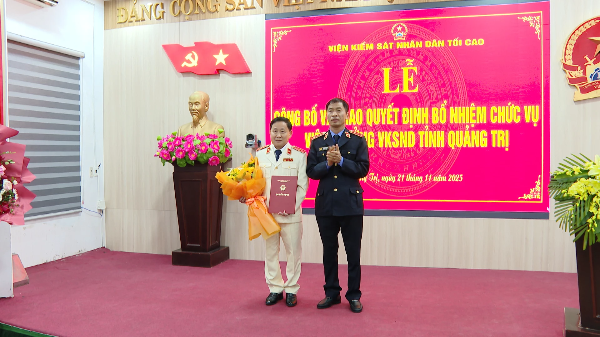 Đồng chí Nguyễn Duy Giảng, Phó Viện trưởng VKSND Tối cao trao quyết định bổ nhiệm Viện trưởng VKSND tỉnh Quảng Trị cho đồng chí Hồ Thanh Hải. Ảnh: B.N