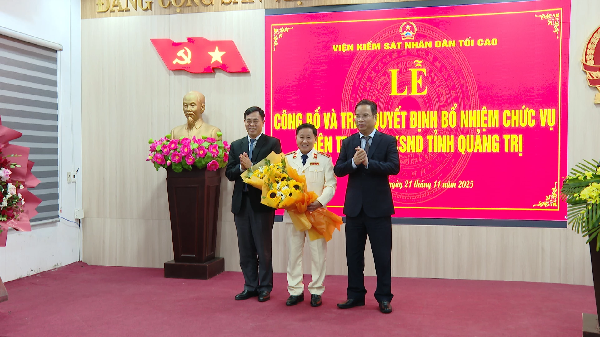 Đồng Chí Nguyễn Đăng Quang, Phó Bí thư Tỉnh uỷ, Chủ tịch HĐND tỉnh Quảng Trị và Đồng chí Phạm Đức Tiến, Phó Bí thư Thường trực thành phố Huế tặng hoa cho đồng chí Hồ Thanh Hải, Viện trưởng VKSND tỉnh Quảng Trị. Ảnh: B.N