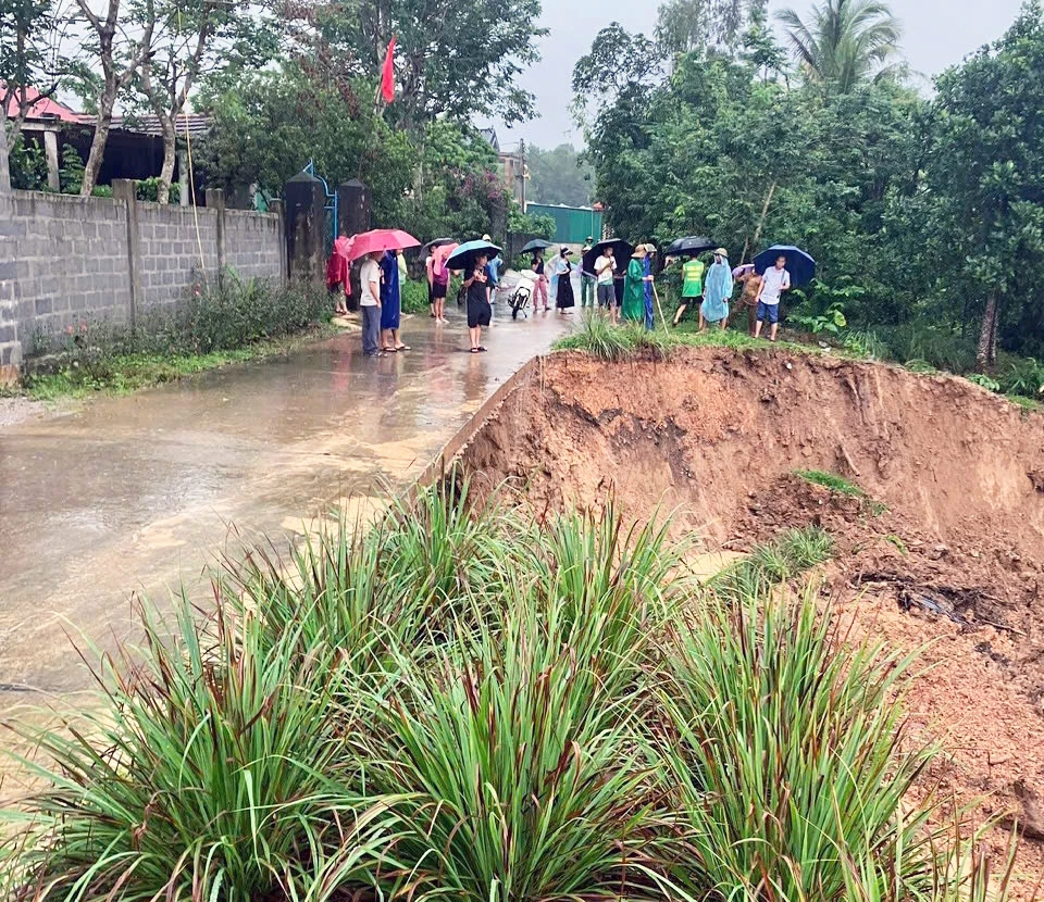 Sạt lở sát đường giao thông tiềm ẩn nguy cơ mất an toàn - Ảnh: CTV