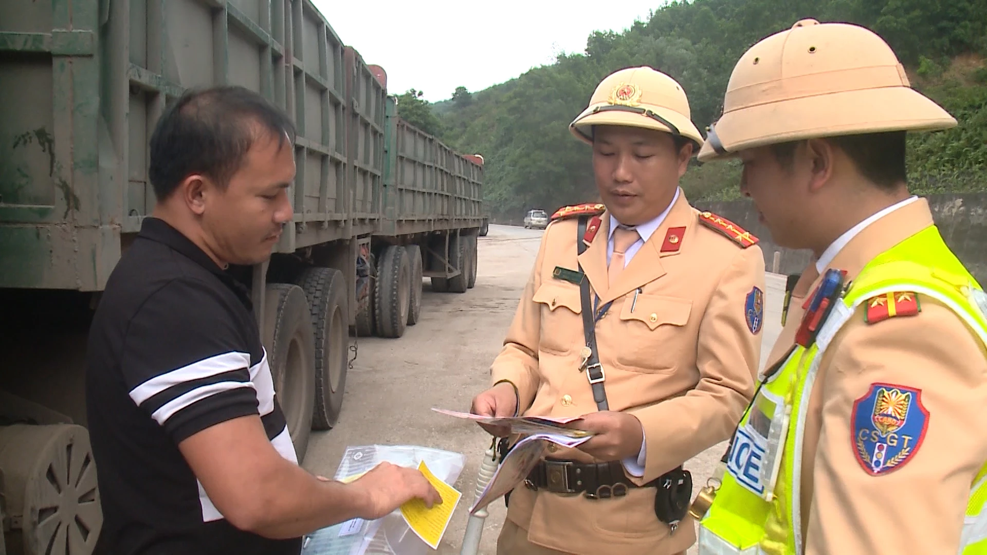 Lực lượng Cảnh sát giao thông tuần tra, kiểm soát, xử lý vi phạm về trật tự, an toàn giao thông đường bộ - Ảnh: T.L