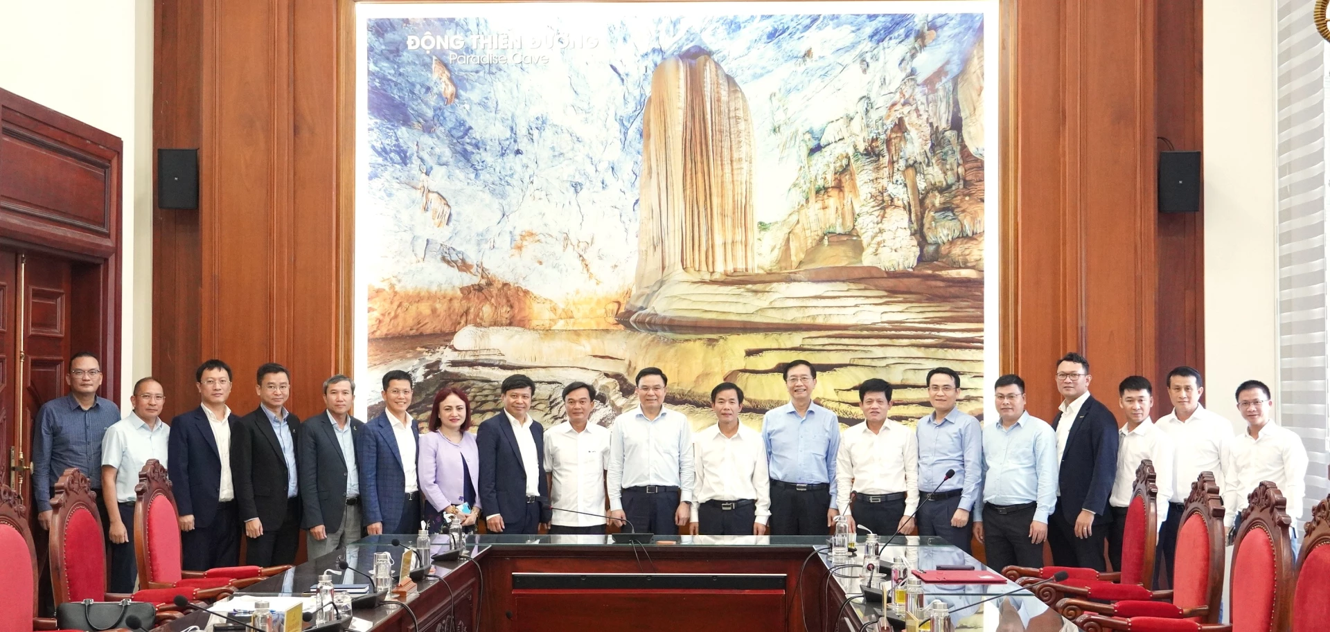 Các đại biểu chụp ảnh lưu niệm - Ảnh: QV