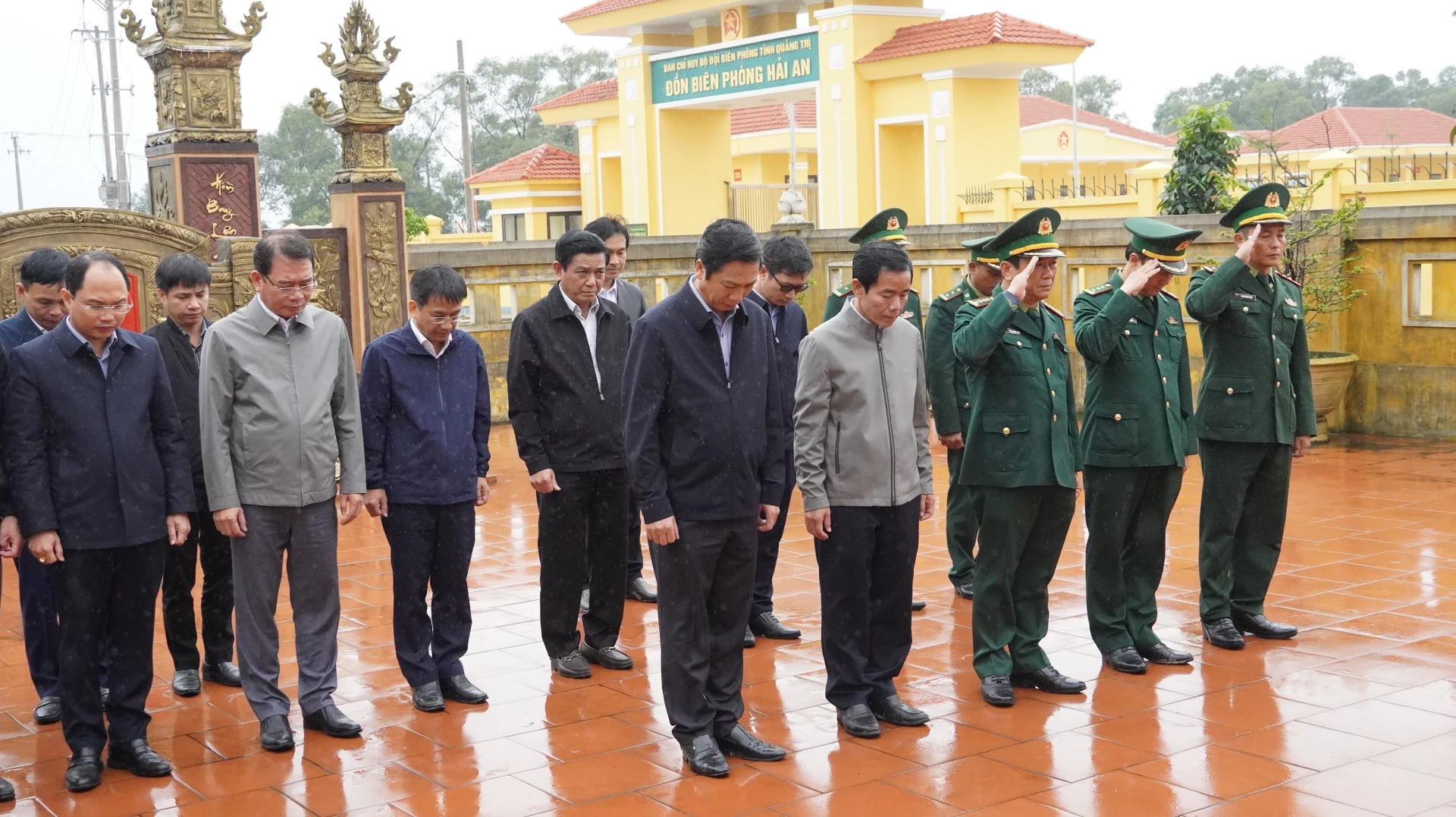 Các đại biểu dâng hương tưởng niệm các anh hùng liệt sĩ Tiểu độ 3, Phân đội 180 - Ảnh: QV