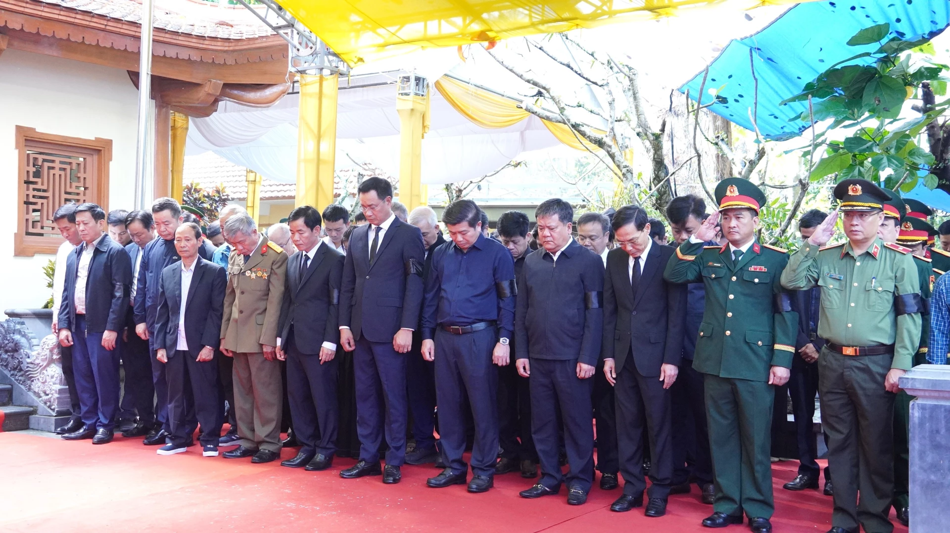 Các đại biểu tưởng nhớ sự hi sinh của các AHLS - Ảnh: QV